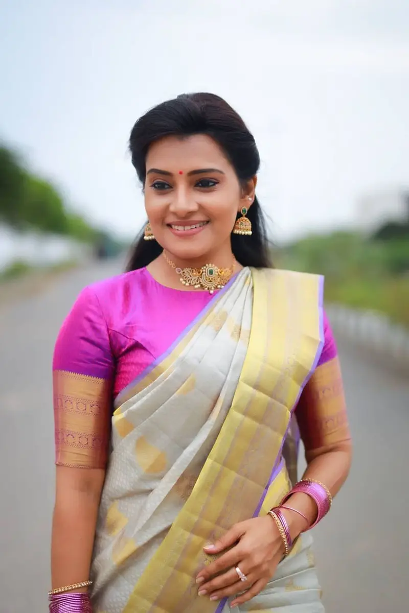 Tamil TV Actress Sruthi Raj Photos In Blue Saree Pink Blouse